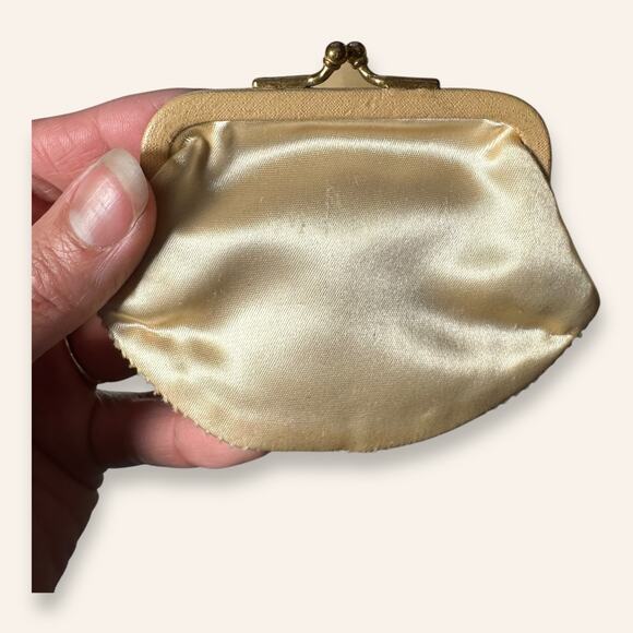 Vintage black clam shell convertible clutch - Picture 7 of 8